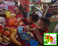 Nos muchanan disfrutando di nan kuminda.